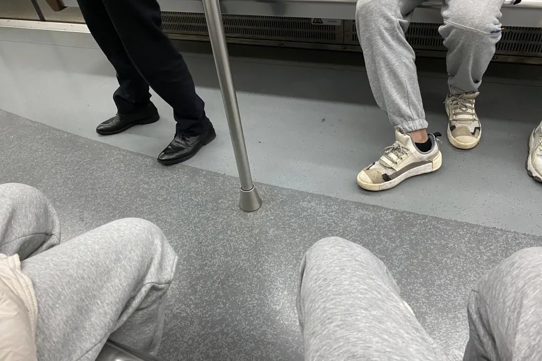 每个人的衣橱里都有一条灰色卫裤,每个人是不是都有一条灰色卫裤