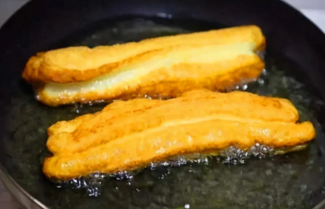 油条配方怎么样炸油条又酥又脆,自己如何炸油条又脆又蓬松