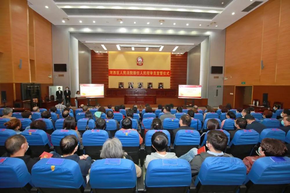 百名人民陪审员宣誓就职,54名人民陪审员宣誓