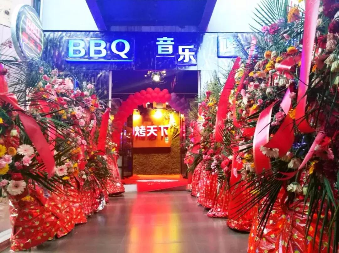 撸着串听着歌,这家火爆曲靖的BBQ才是你啤酒、烧烤的圣地!