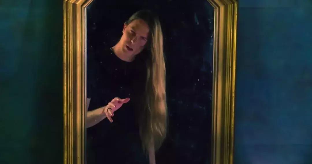 金属惊天*局骗**：生于坟墓的摇滚*子骗**