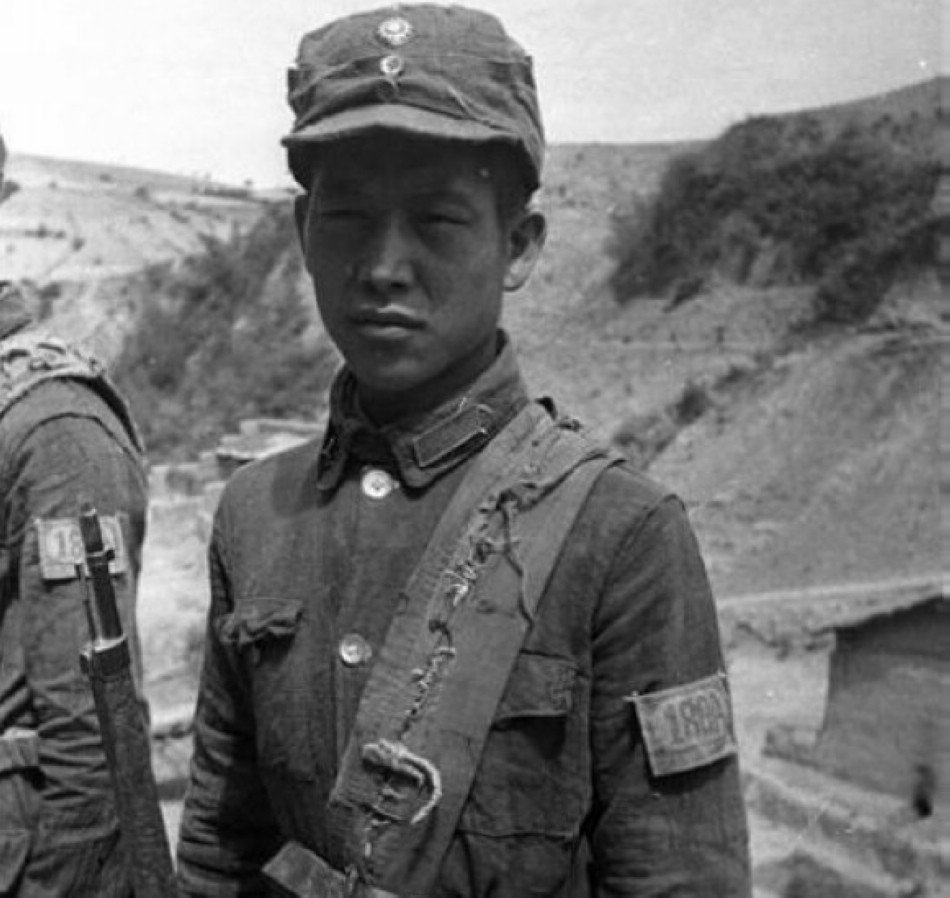 八路军夜间看到一只狼发现有埋伏,八路军行军途中遇到一只狼