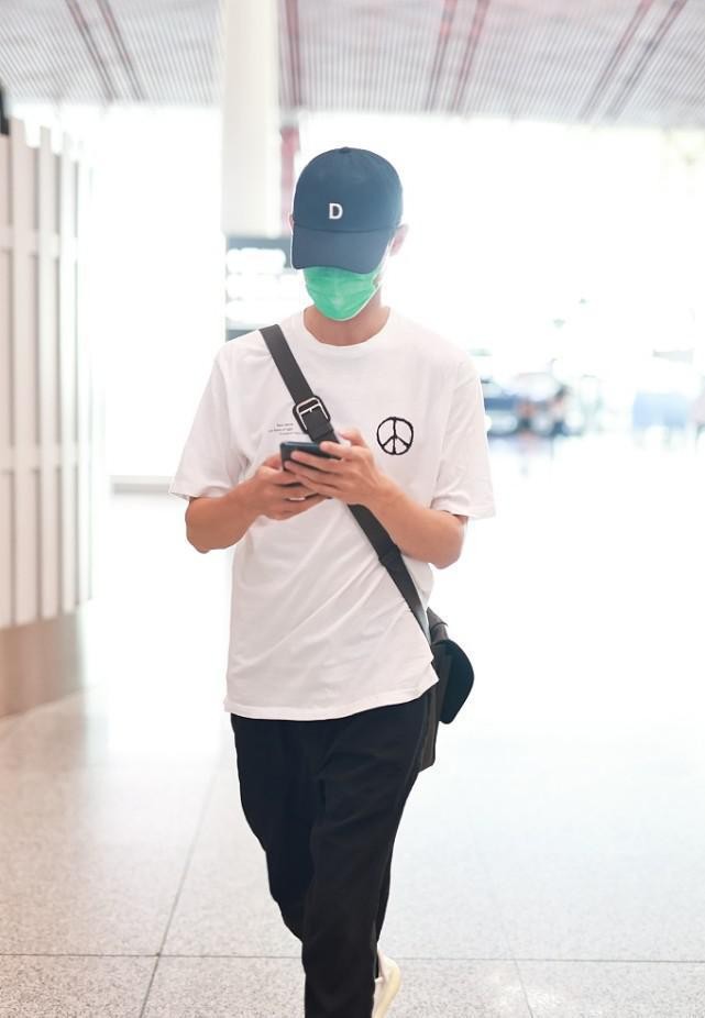 王凯的型男气质抹不掉，白色T恤配束脚裤穿，身材真是没啥挑剔的