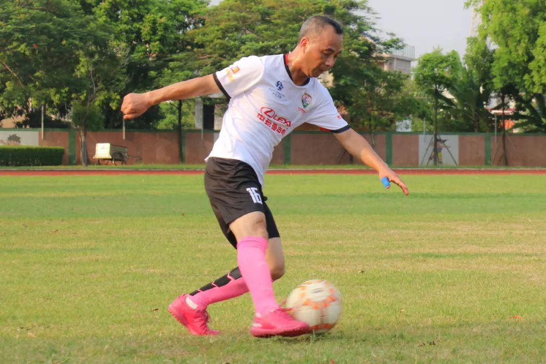 当足球之乡球队与广州高校校友冠军“激情相遇”,你更支持谁?