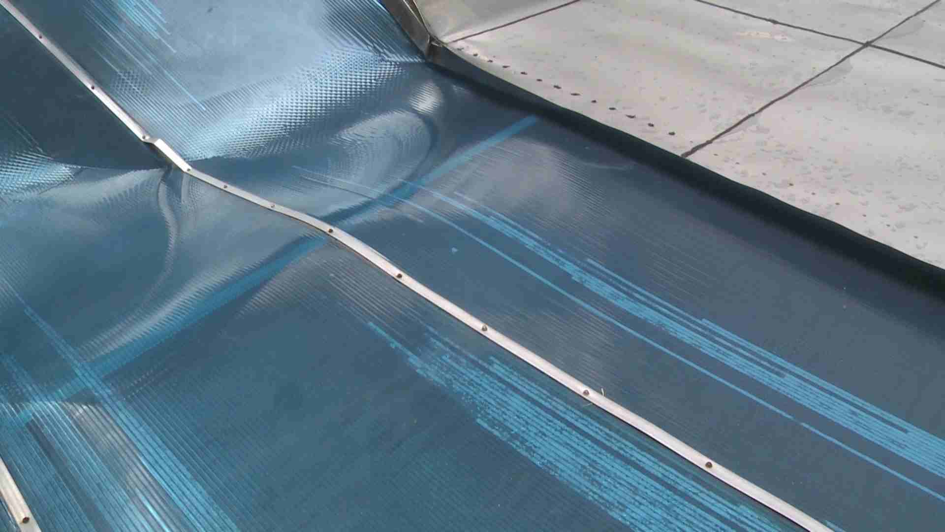 暴雨冲塌小区停车场雨棚,暴雨导致小区门前道路坍塌