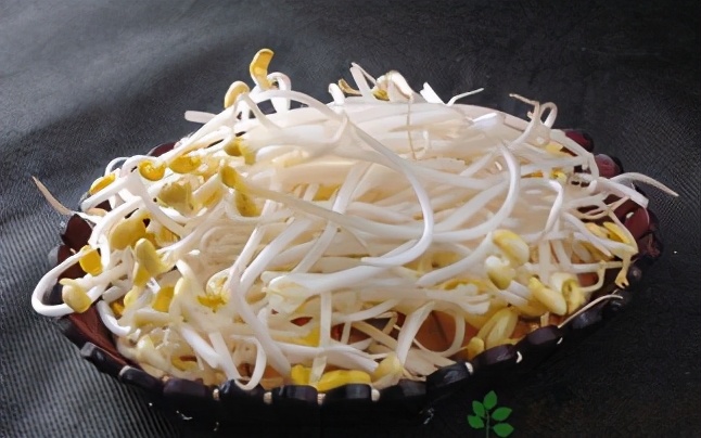 唇炎干裂脱皮怎么治,唇部干裂唇炎图片