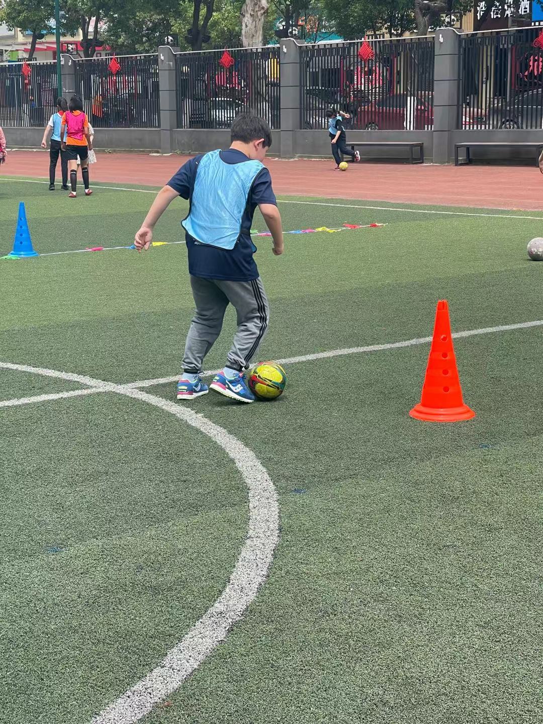 学校开展校园足球活动的主要场地,没有球场的学校如何开展校园足球