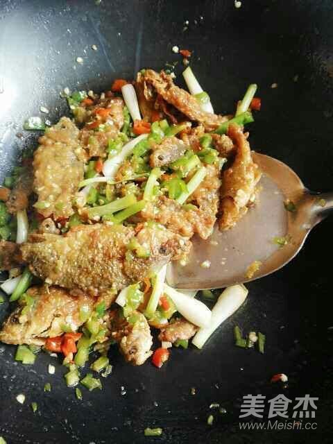 无论吃什么鱼，别再加料酒了，学会“这一招”，鲜嫩不腥还不粘锅