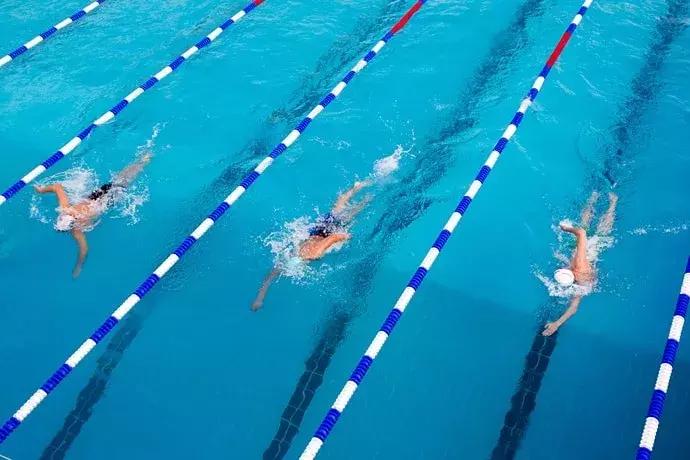 提高自由泳的10个技巧,自由泳的正确方法和技巧