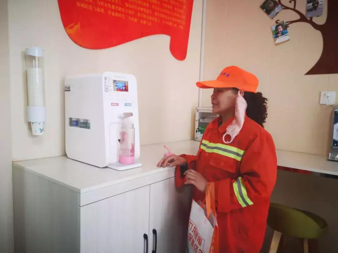 *防队消**“两杯奶茶”店开张，生意咋样？