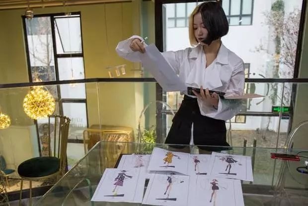 95后成都低欲望女店主：年销千万不爱豪车，最大心愿是买一台电脑