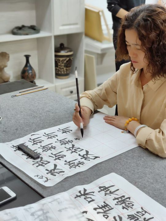 兰州艺森成人画室/兰州成年人学习画画/零基础学油画水彩国画