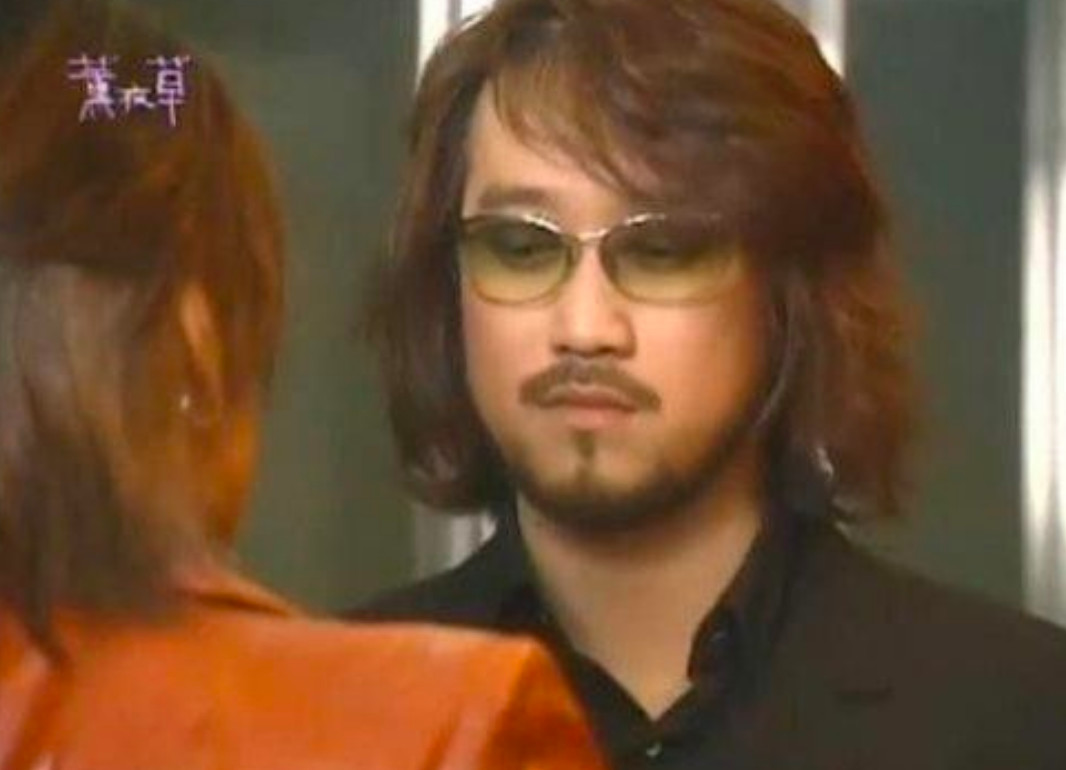 周传雄是值得尊重的乐坛前辈吗,周传雄隐退10年有收入吗