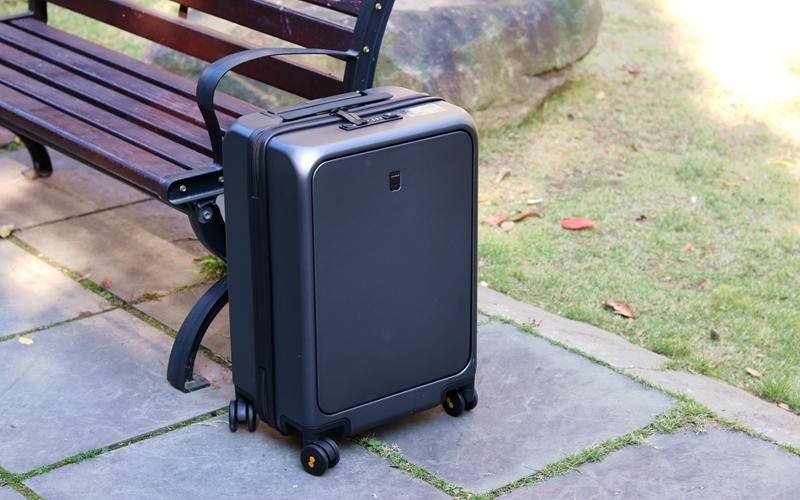 快速取物，为商务人士定制地平线8号登机箱体验