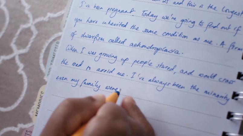 腹中胎儿长出肿瘤，孕妇忍着剧痛，给胎儿打麻药做手术