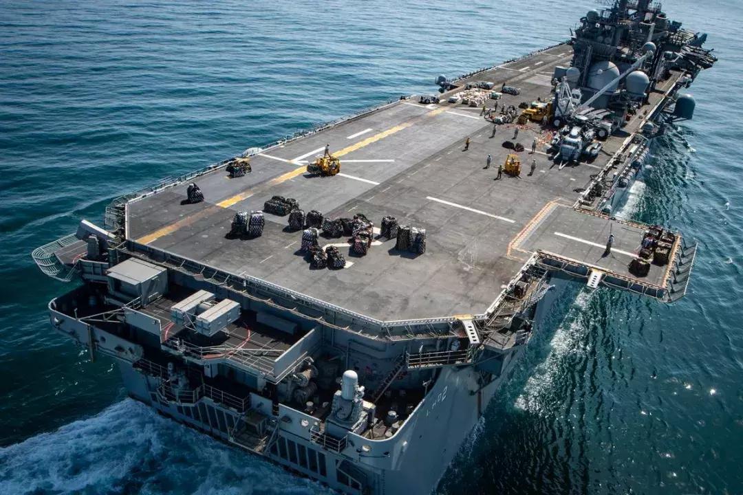 075型两栖攻击舰目前下水有多少艘,075型两栖攻击舰首舰服役啦吗