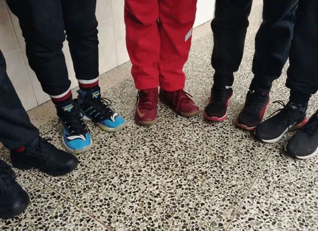 小学生穿41码鞋正常吗,女儿11岁穿35码的鞋子正常吗