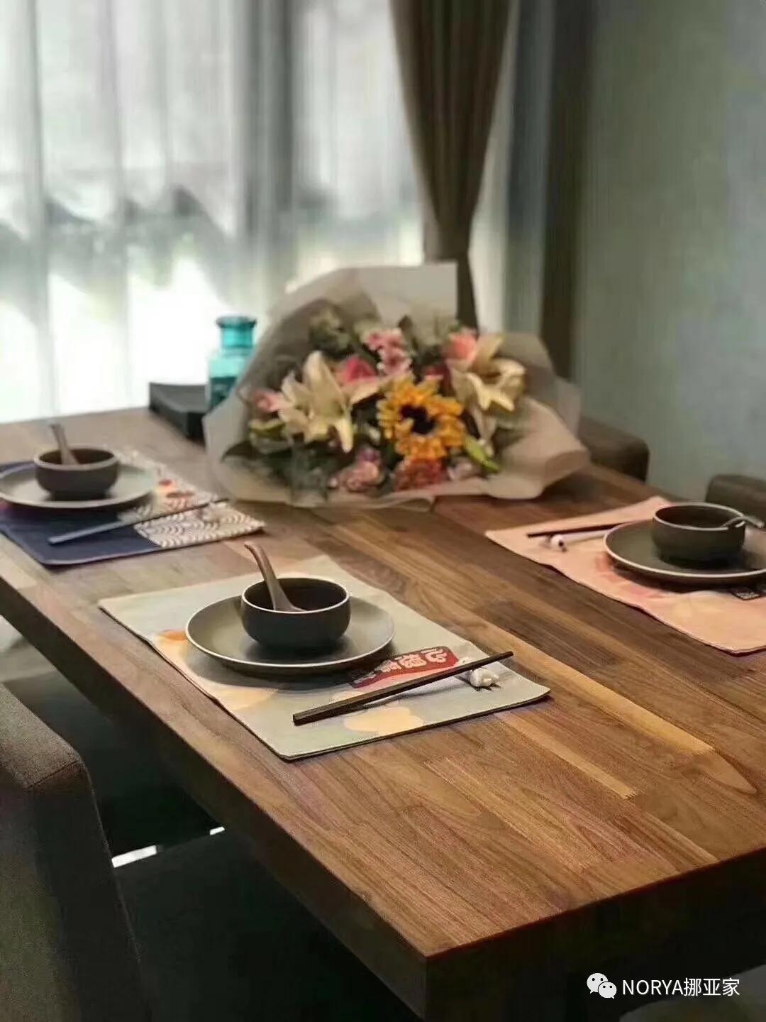 在客厅吃饭才能感觉到舒服,在客厅吃东西和饮料