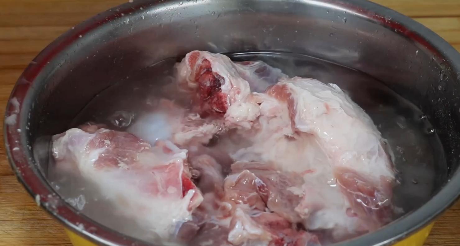 炖骨头汤切记加冷水,炖骨头汤不放料酒去腥怎么做
