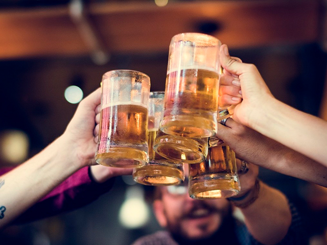 干啥都想来两杯，爱喝啤酒的人，最好记住这5点，借酒助兴全靠它