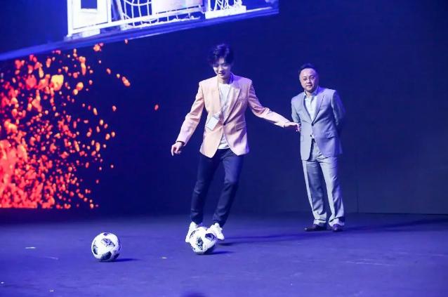 鹿晗拉杆三分,鹿晗篮球集锦