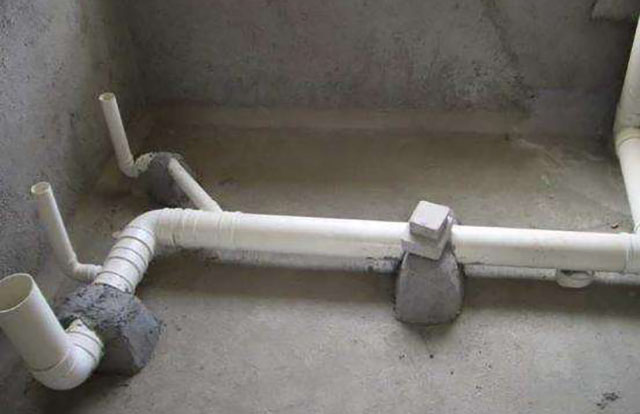 马桶移位可以从排污管改么,马桶移位用直排马桶不堵吗