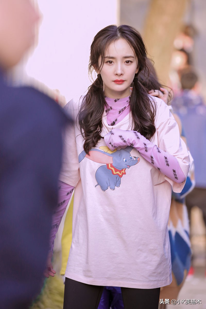 唐艺昕穿绿半身裙机场短袖,杨幂唐艺昕穿衣