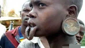 嘴唇上放盘子的女人,嘴上套盘子的女人