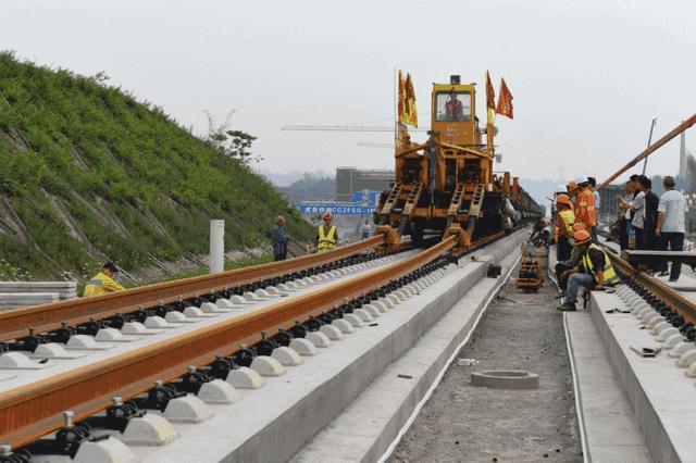为什么火车铁轨下面要铺碎石子,为什么铁轨下面要铺轨枕和石子