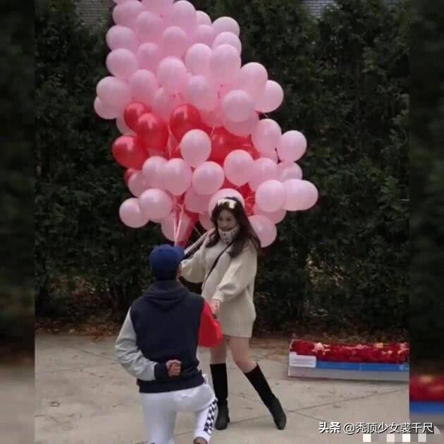 赌王女儿何超琼和一个女闺蜜逛街,何超盈与赌王女儿对视