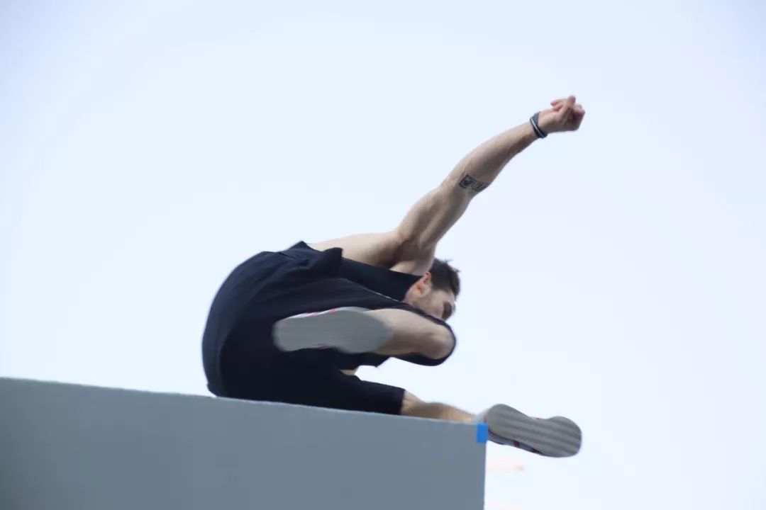 跑酷比赛高手视频,跑酷高手齐聚重庆