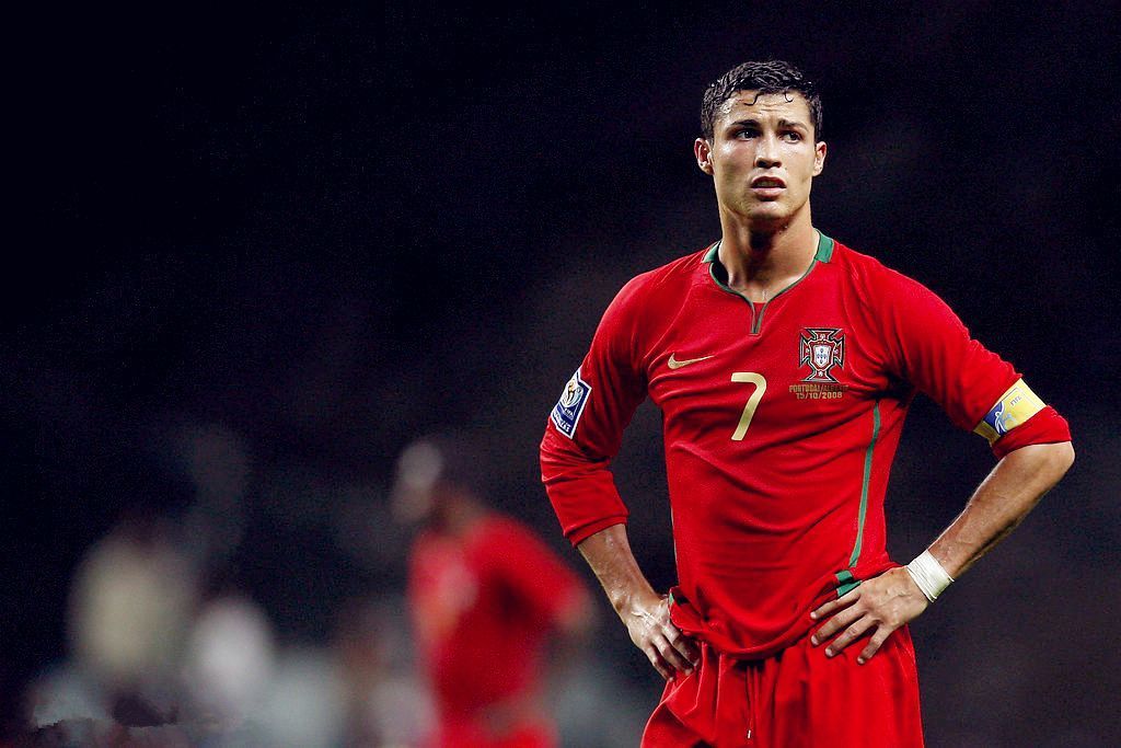 曼联现在谁穿7号球衣,为什么曼联球衣便宜