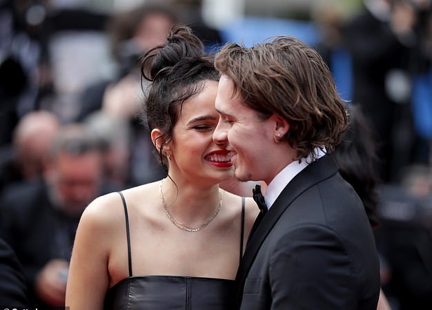 贝嫂带小七去看足球赛,贝嫂带娃看小贝比赛