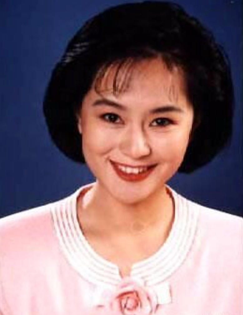 高龄生子、嫁神秘富商、退休成网红，“童年回忆”们变样了吗？