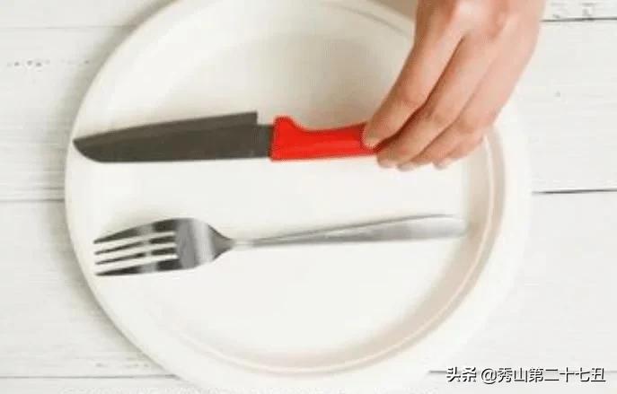 一人吃牛排想去厕所怎么办？刀叉摆对了，服务员看懂不会收走