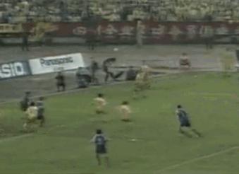 倒挂金钩足球射门,倒挂金钩射门守门员原视频