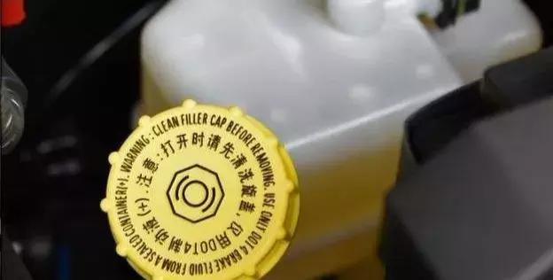 刹车突然很硬的应急处理,遇到刹车失灵如何正确应对