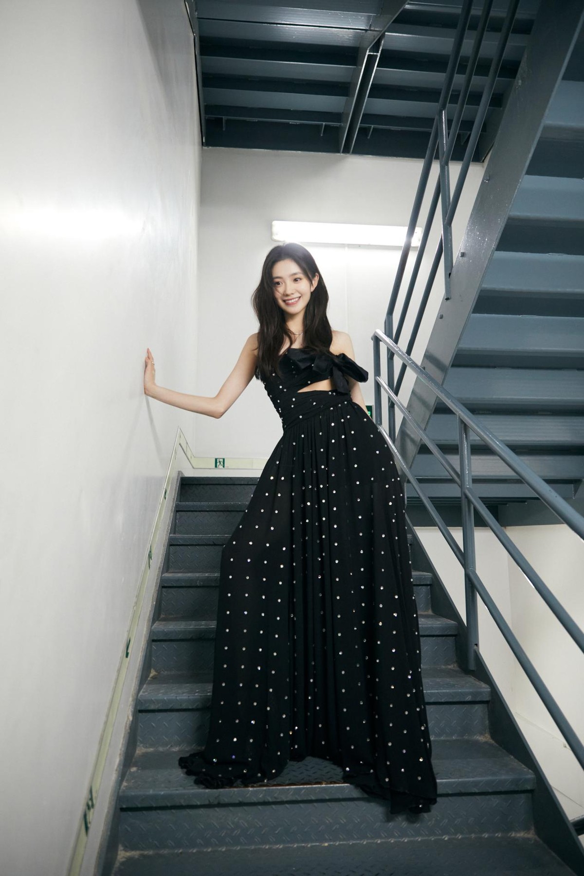 刘浩存红毯秀腿,刘浩存黑西装短裤造型