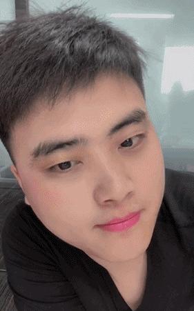 戏精美女同事，竟然用踩雷彩妆给直男化了个妆……