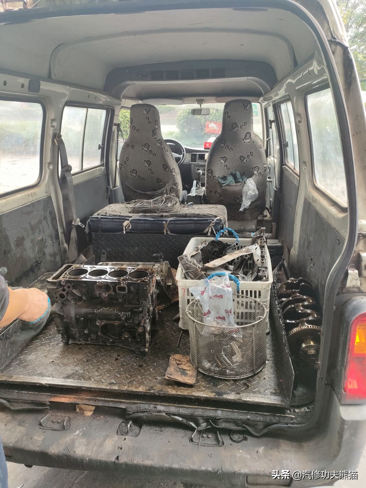 2013款奥迪a4l烧机油怎么解决,奥迪a4l突然全车无电是什么原因