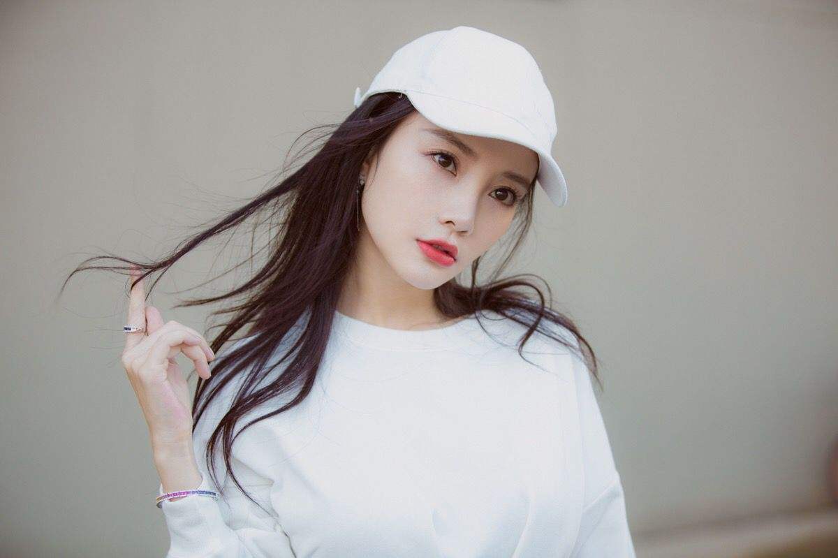 李小璐甜馨北京游玩，身穿亲子装场面温馨，小璐齐刘海颜值高