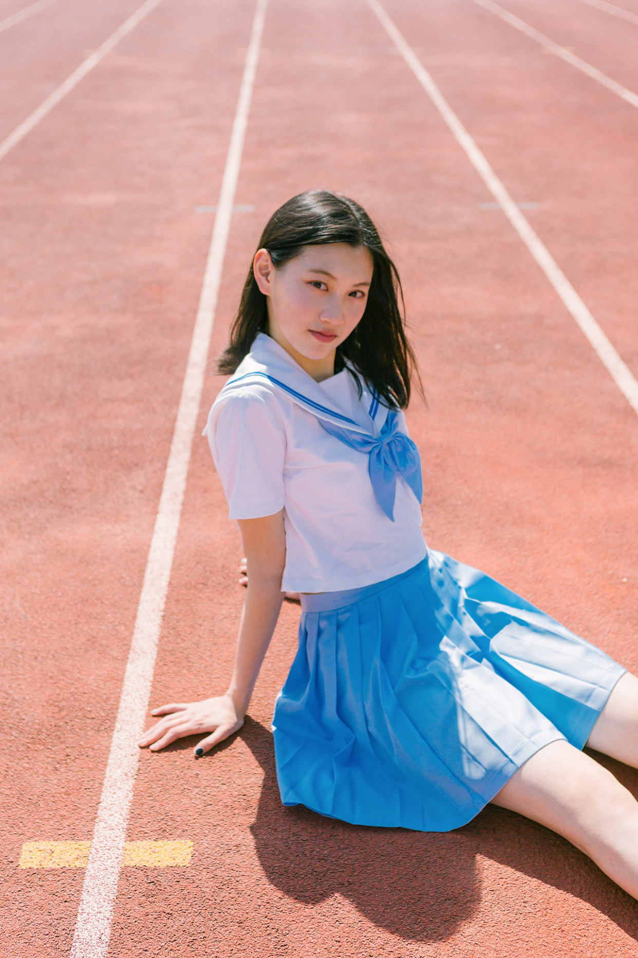 学院风草地怎么拍照姿势好看,校园风拍照姿势大全