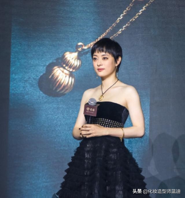 孙俪身材太惊艳，穿抹胸蛋糕裙一点都不性感，胸前无“料”还敢秀