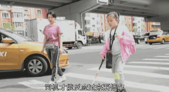 狠心爸爸“抛弃”失明女儿，背后真相令人泪崩......