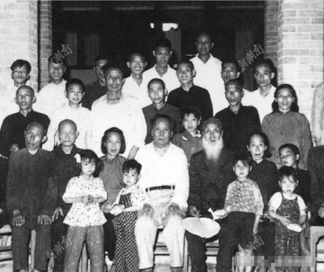 1929年敌人要挖毛主席祖坟，堂兄舍命保护，建国后主席如何报答？