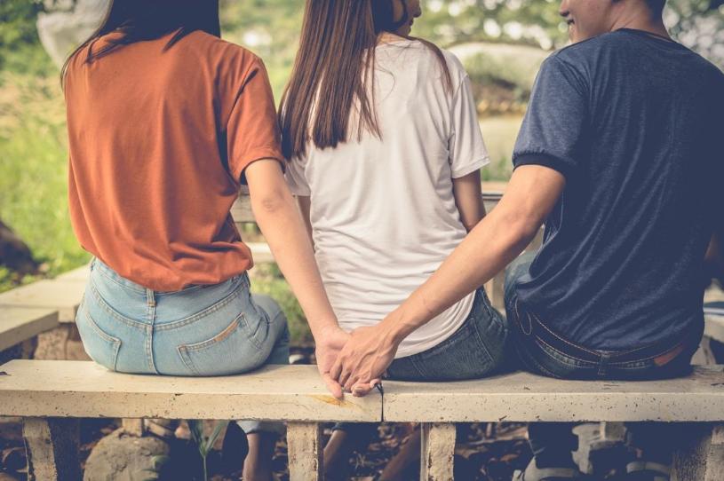 女朋友的闺蜜喜欢上我怎么化解,女朋友的闺蜜总是针对你怎么办