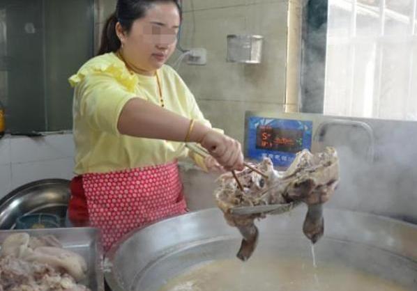 夫妻户外摆摊卖面条,夫妻摆摊卖小吃一天卖500多