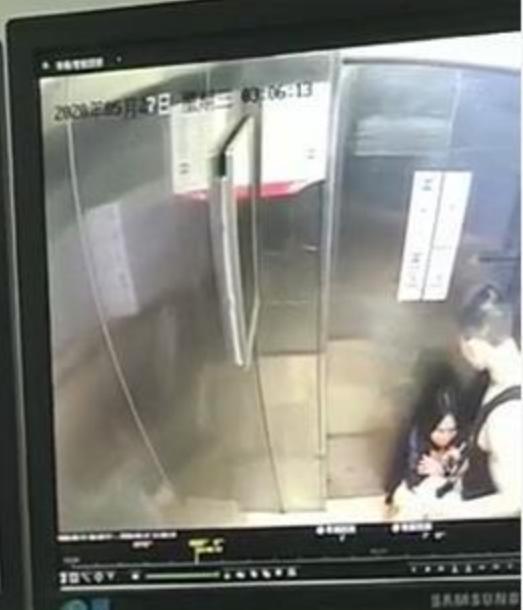 女子凌晨电梯间被挟持遭劫杀,女子深夜下班被保安劫持