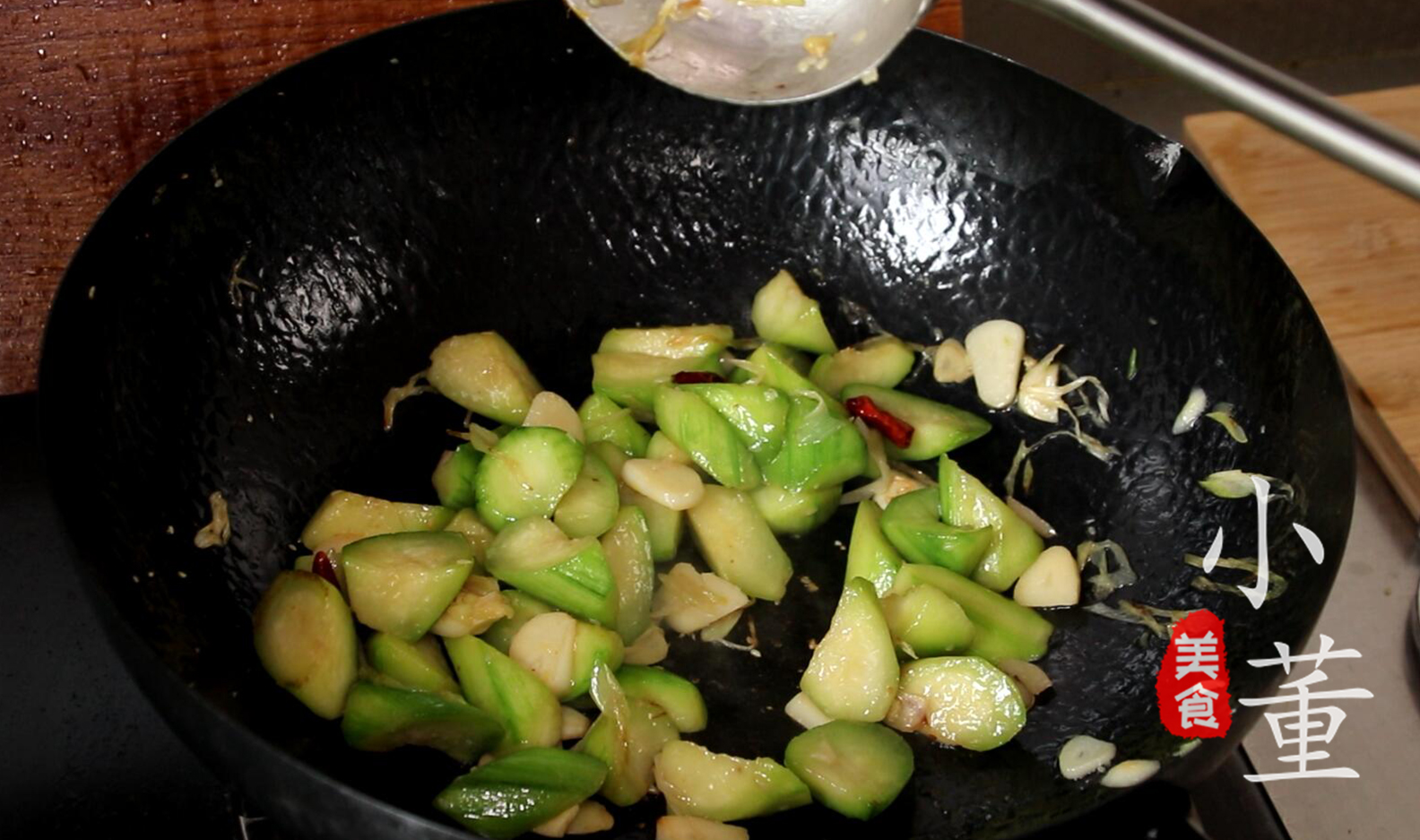 炒丝瓜总是出水？大厨教你1招，保证丝瓜鲜嫩入味不出水