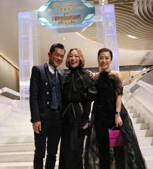 香港女首富甘比黑裙出席典礼,香港女首富甘比的成功